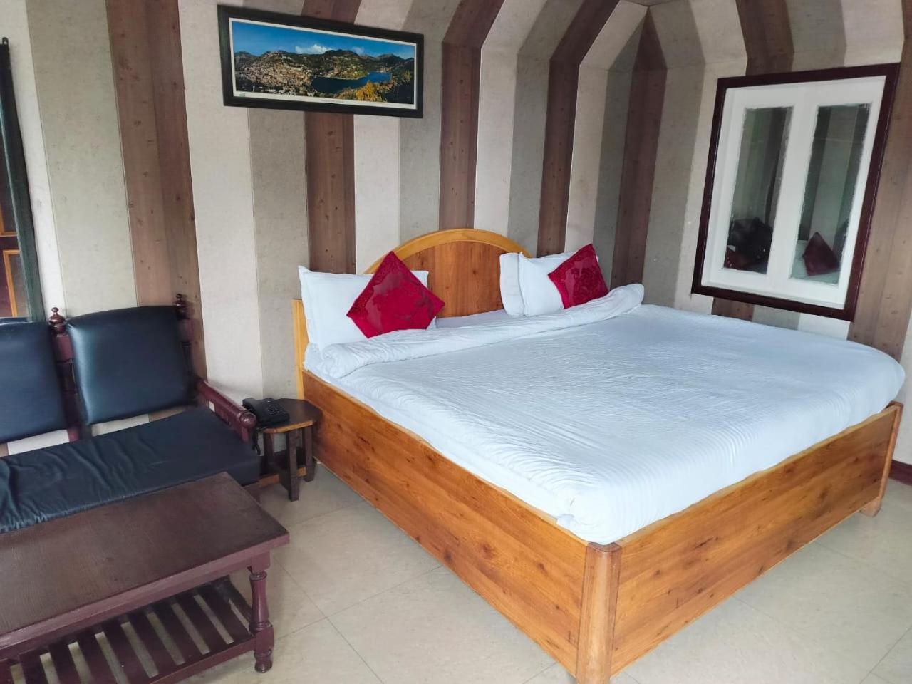Hotel Surya Lake View Nainital Exteriör bild